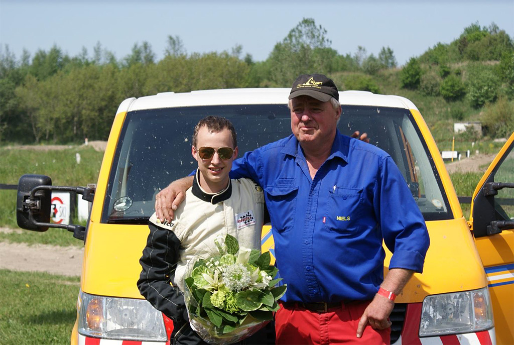 Niels Helledie fra NH Løft overrækker check til 10 års jubilaren
(Foto: Kim Lauritsen)